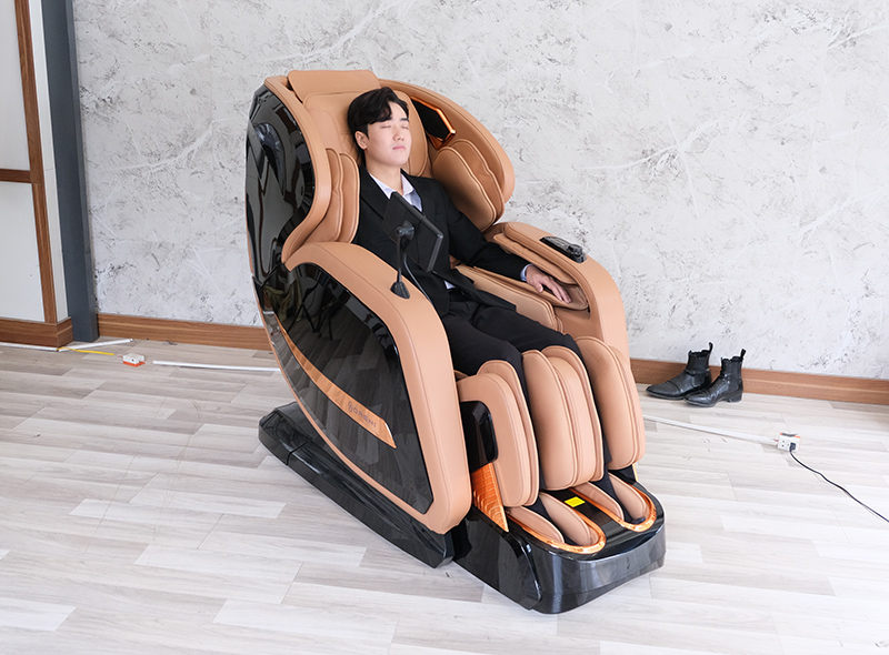 Khách hàng trải nghiệm ghế massage Oreni OR-520 Plus