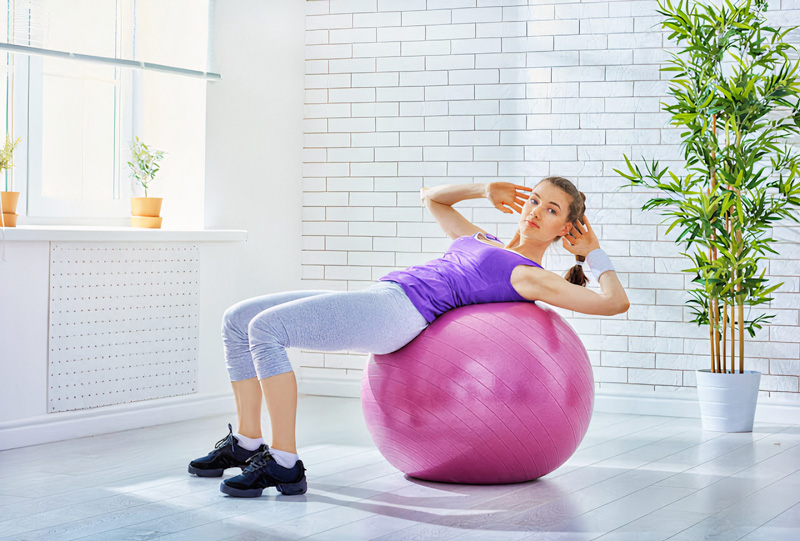 Tập yoga tại nhà với bóng 