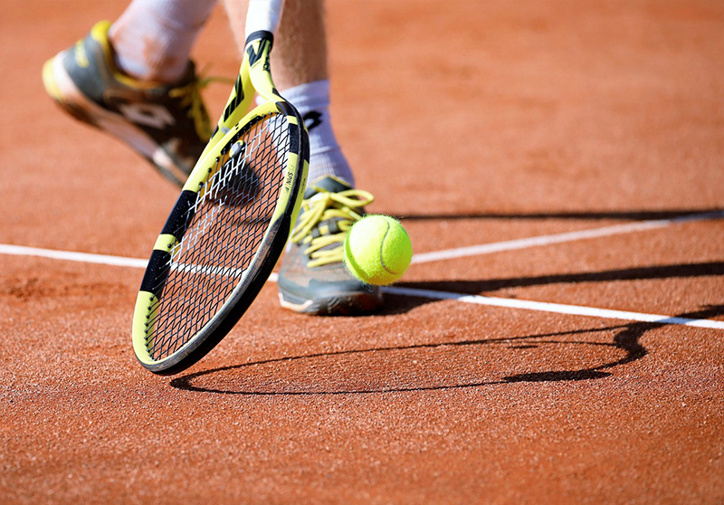 Mua bóng tennis phù hợp với loại sân thi đấu 