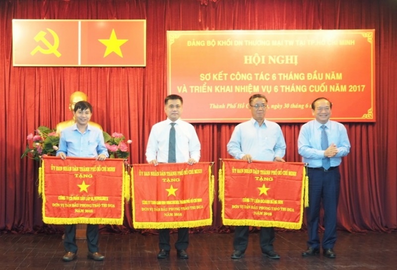 Cờ lưu niệm tôn vinh thành tích hoạt động Đảng bộ