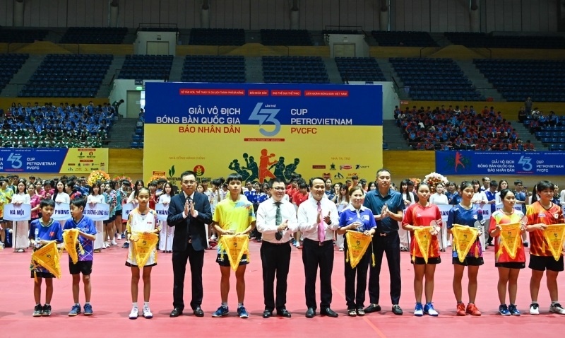 Cờ lưu niệm tam giác dành cho các cá nhân có thành tích xuất sắc