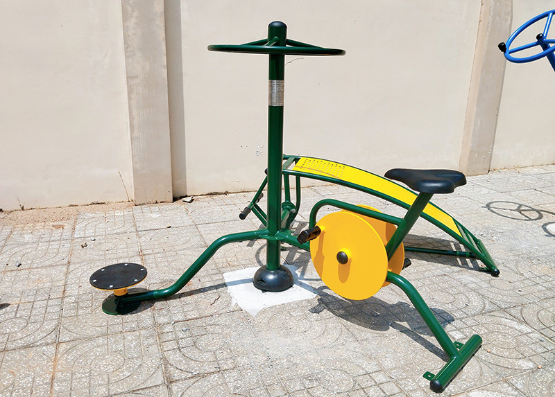 Lắp thiết bị tập thể dục tại công viên 