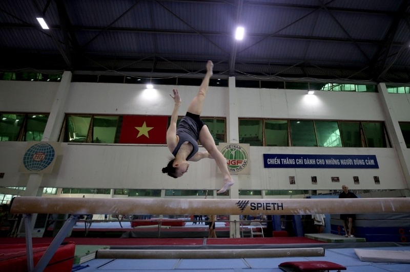 Vận động viên tập luyện với cầu thăng bằng