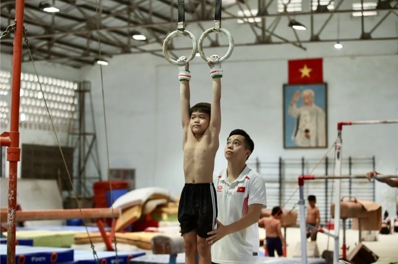 Vận động viên tập luyện sức mạnh với vòng treo