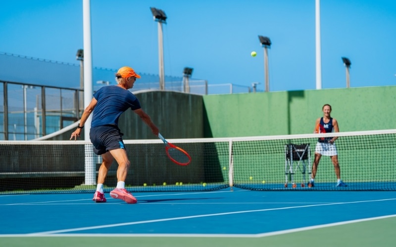 Dụng cụ tennis phục vụ người chơi tập luyện và thi đấu