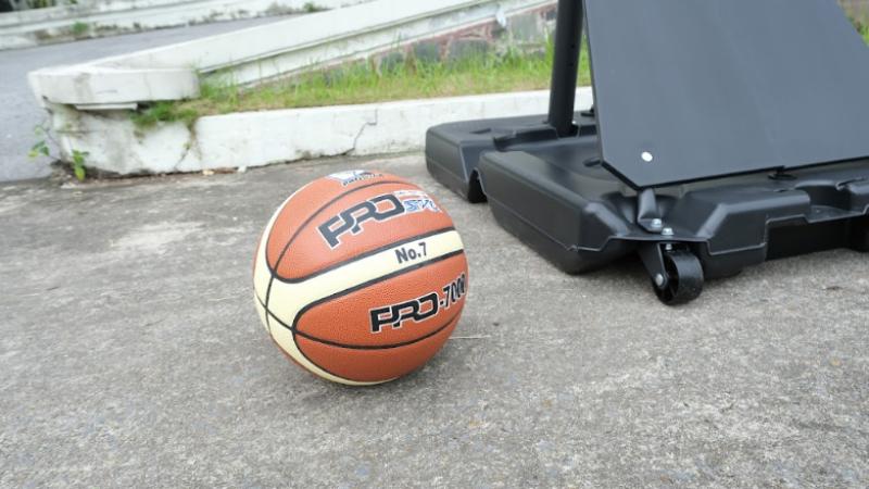 Quả bóng rổ là dụng cụ không thể thiếu trong bộ môn bóng rổ