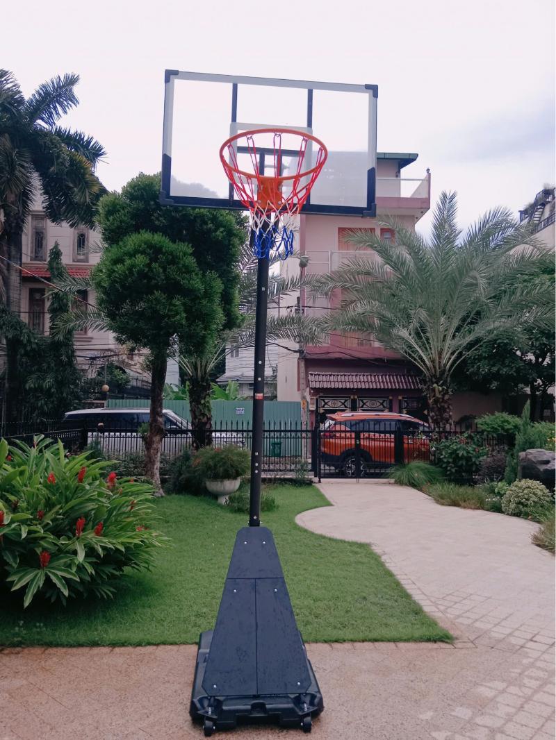Dụng cụ bóng rổ có nhiều sản phẩm như quả bóng rổ, trụ bóng rổ, vành, bảng rổ,....