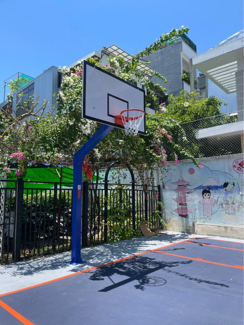 Trụ bóng rổ cố định được nhiều trường học lựa chọn, độ bền cao, chắc chắn