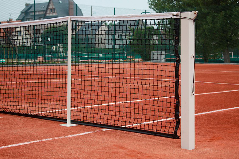 Lưới tennis giúp chia tách hai nửa sân và xác định khu vực thi đấu