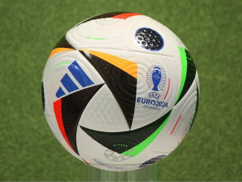 Top 5 thương hiệu quả bóng đá hàng đầu đáng mua nhất 1 quả bóng đá Adidas