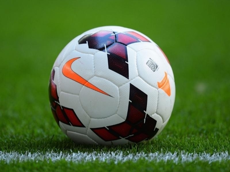 Bóng sân cỏ nhân tạo