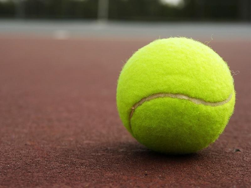 Quả bóng tennis là dụng cụ không thể thiếu trong môn tennis