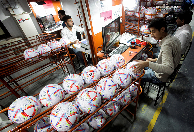 Kiểm tra chất lượng quả bóng đá