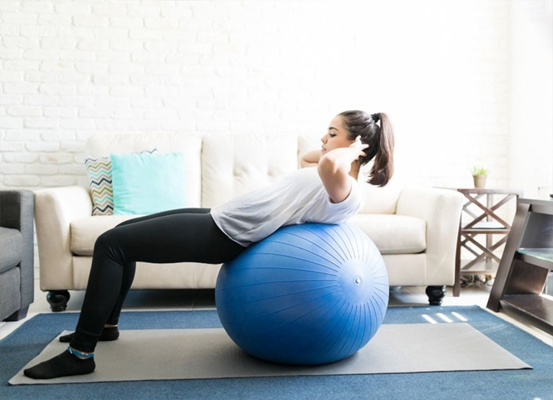 Tập thể dục với bóng yoga 