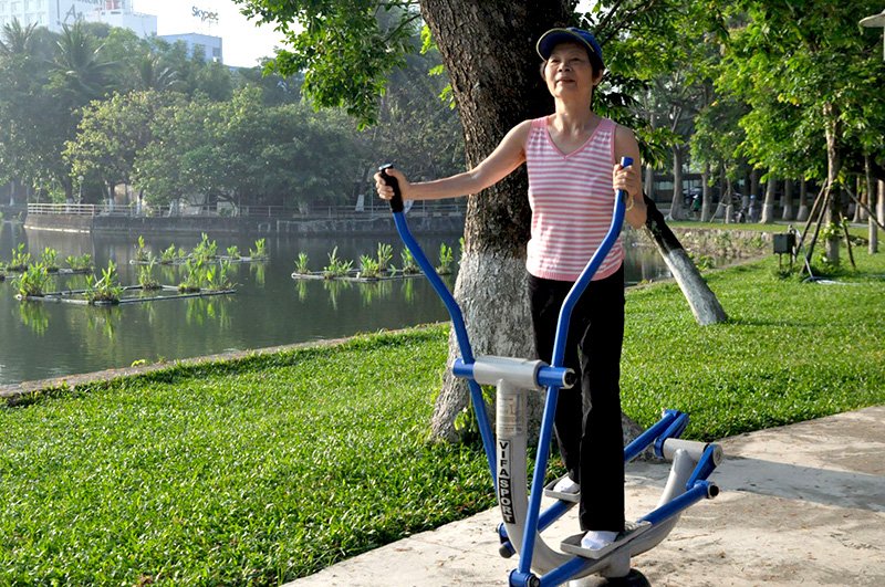 Tập với xe đạp tập ngoài trời Vifa 