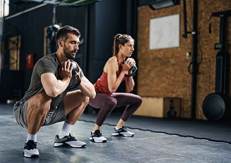 Tập thể dục với tạ bình vôi 