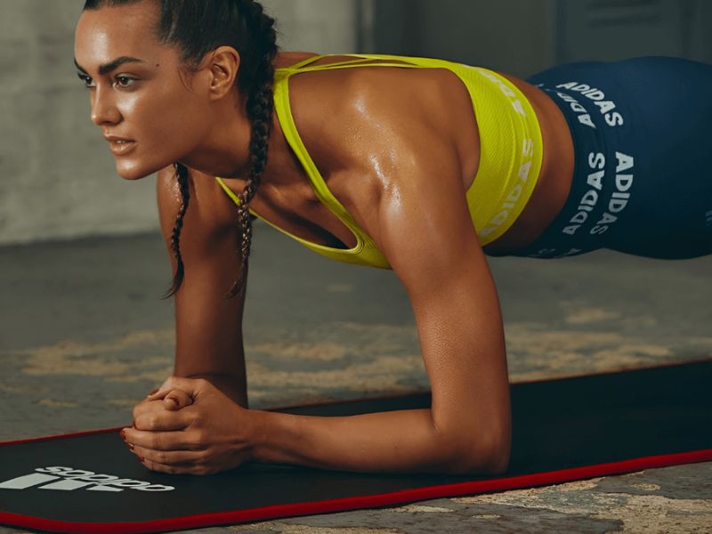 Tập với thảm thể dục Adidas