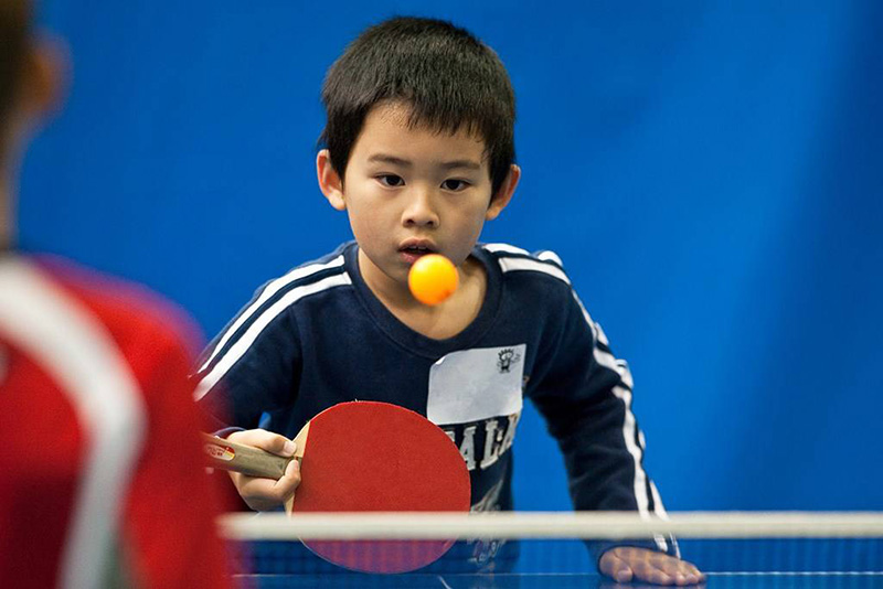Trẻ em chơi bóng bàn 