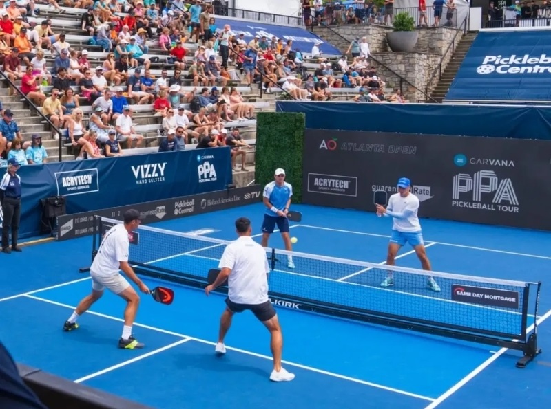 Trụ lưới đóng vai trò phân chia khu vực sân đấu giữa hai đội chơi