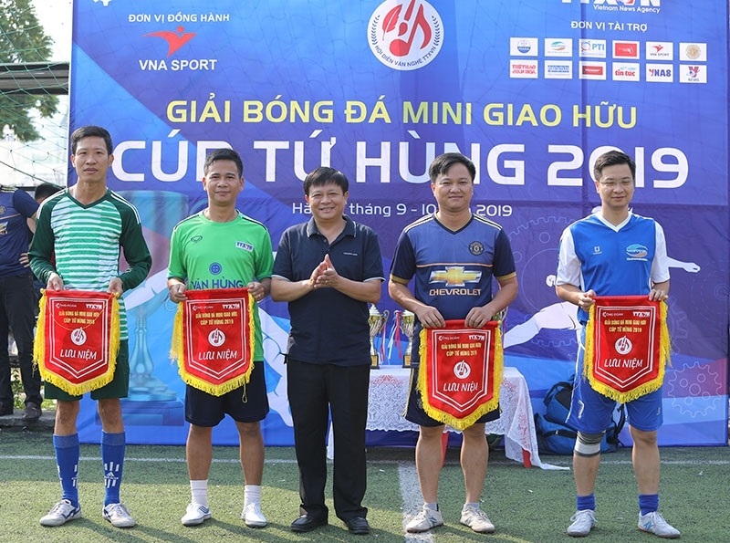 Trao cờ lưu niệm tôn vinh, ghi nhận sự tham gia của các đội trong giải bóng đá