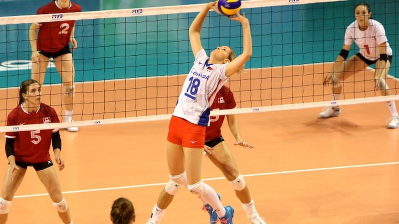 Chuyền bóng cao tay ra sau đầu