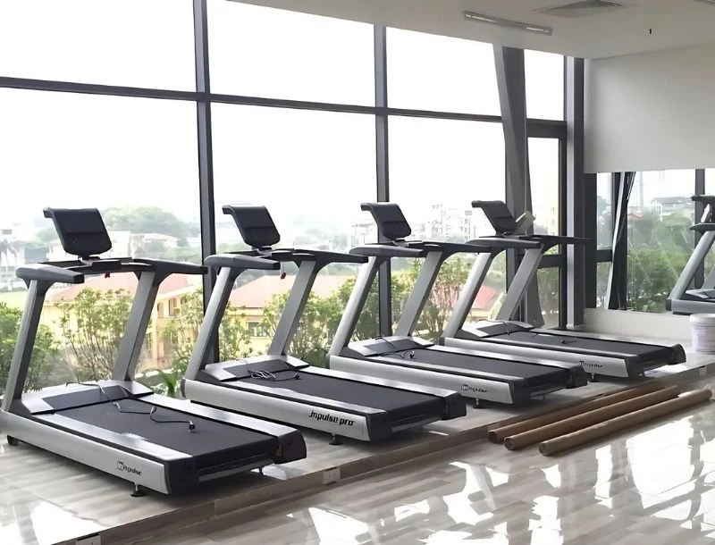 Máy chạy bộ điện thường được trang bị tại các phòng tập