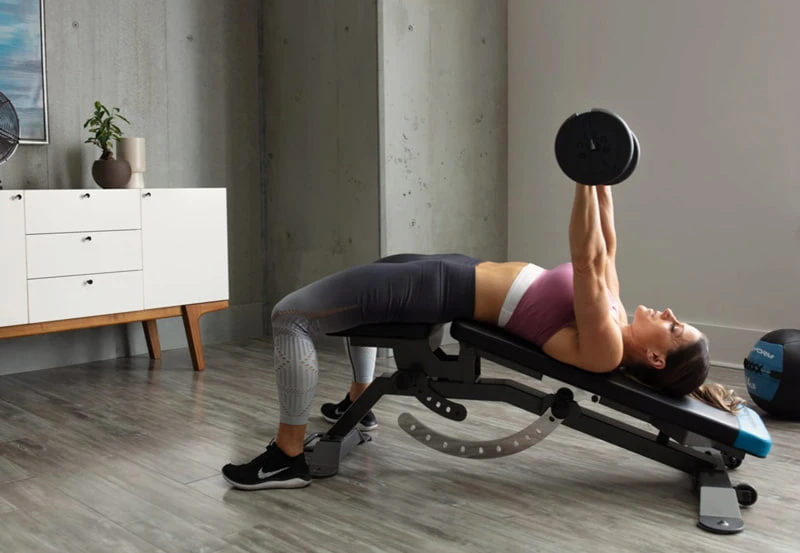 Động tác tập đẩy tạ với sự hỗ trợ của ghế