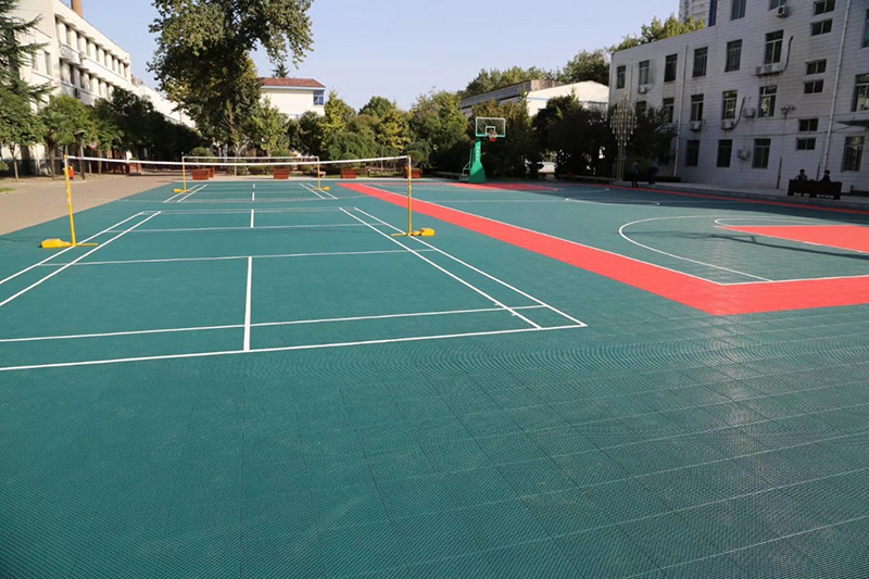 sân cầu lông ngoài trời 