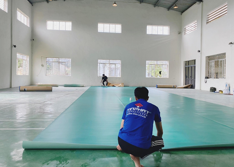 Trải thảm sân cầu lông 