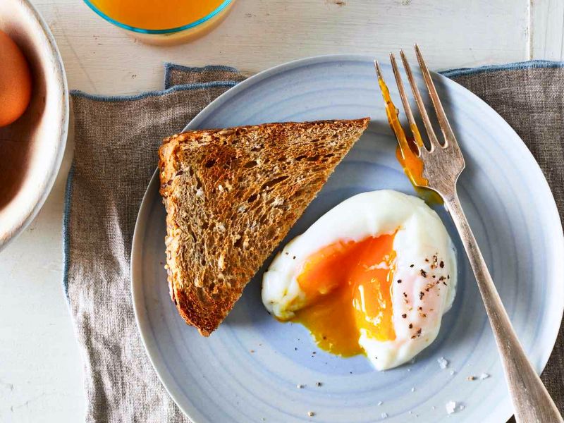 trứng luộc và bánh mì đen 