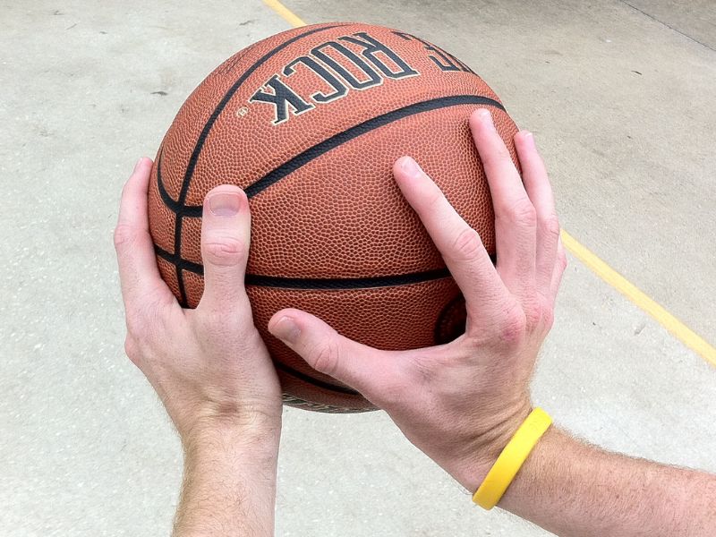 Cầm quả bóng rổ 