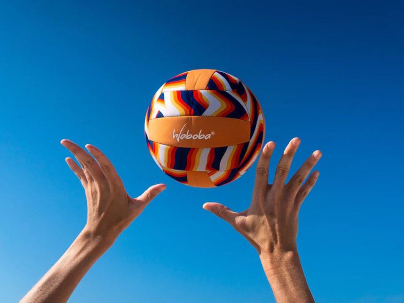 Hướng dẫn chọn mua bóng chuyền phù hợp với nhu cầu 1 quả bóng chuyền