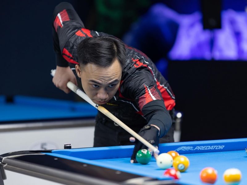 Hướng dẫn cách chơi bida 8 bi cơ bản chi tiết từ A-Z 3 Tư thế đứng và cách cầm cơ