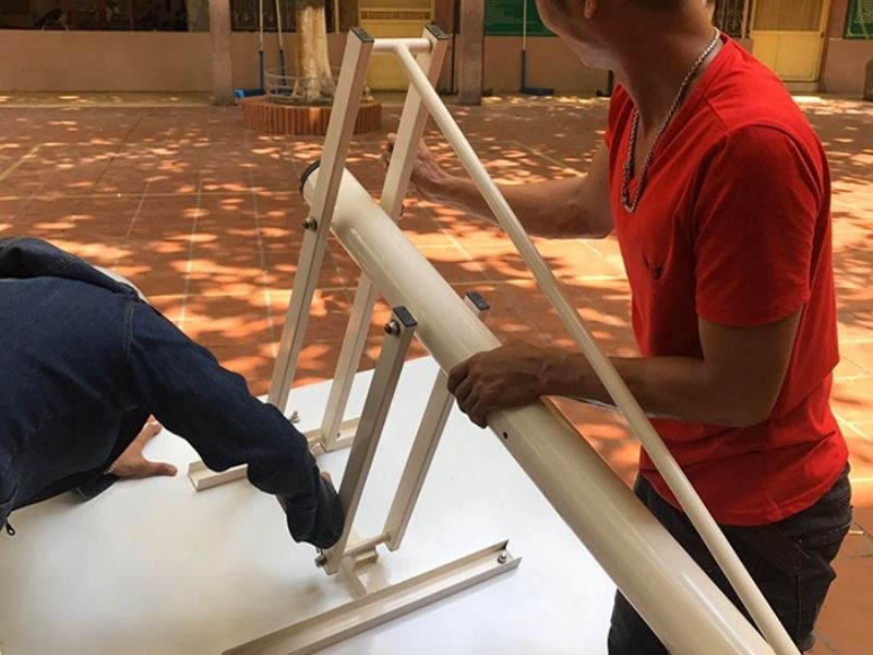 Hướng dẫn lắp đặt trụ bóng rổ vững chãi và an toàn 2 Lắp bảng rổ