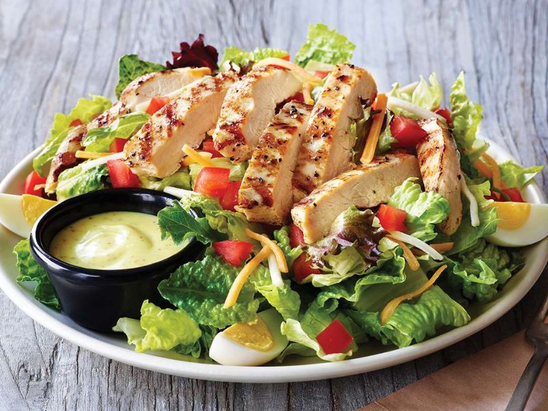 Salad ức gà áp chảo