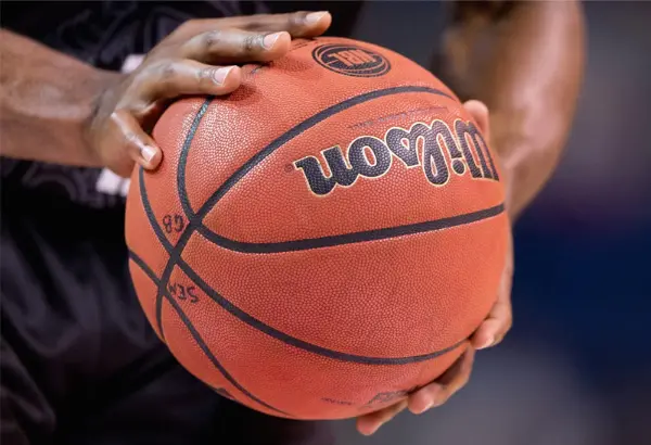 Nên mua bóng rổ loại nào uy tín?