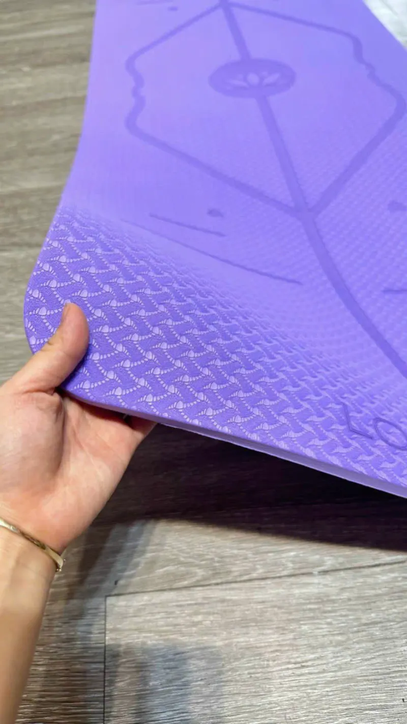 Bề mặt của thảm Louis Yoga định tuyến – TPE 9