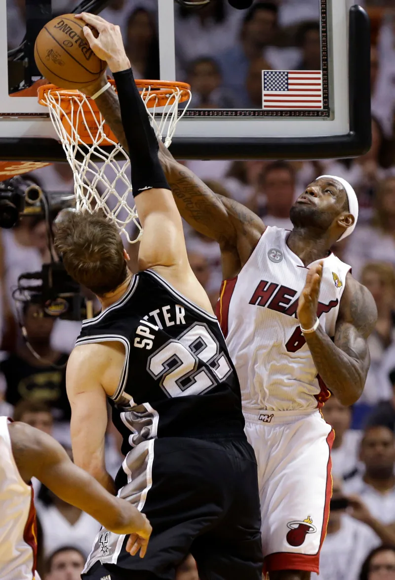 Kỹ thuật chặn bóng và tranh bóng bật bảng