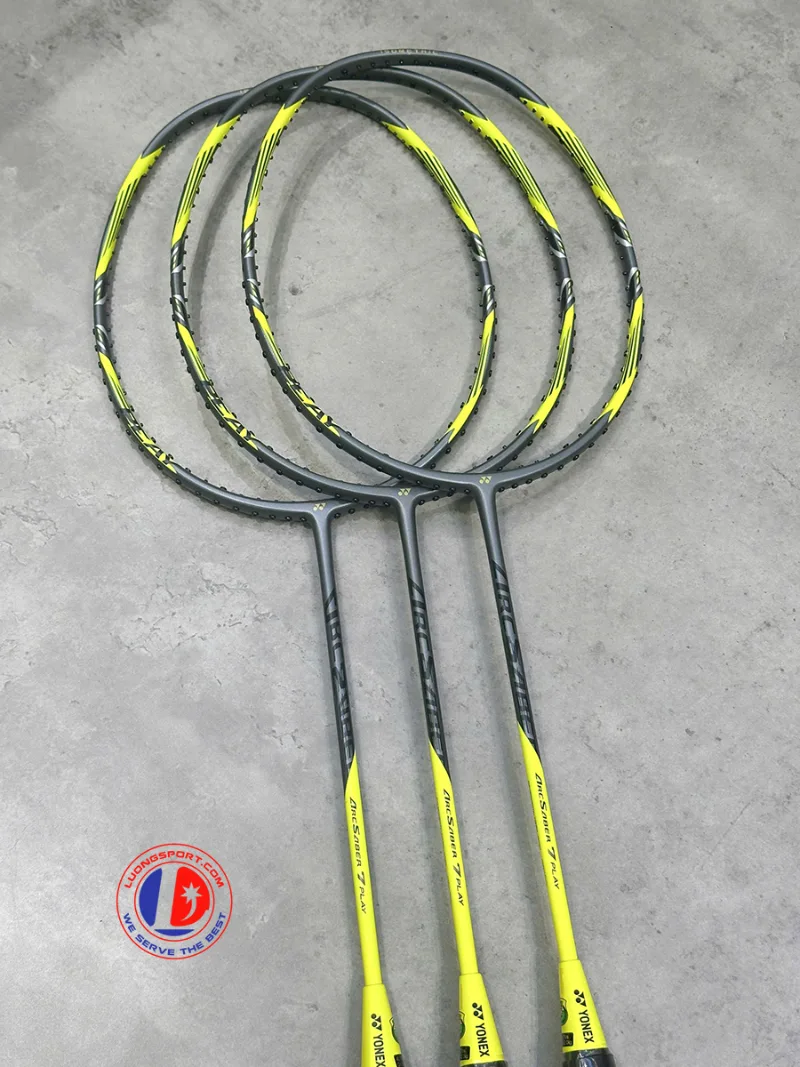 Nên mua vợt Yonex hay ProAce cho người mới chơi? 3 Vợt Yonex Arcsaber 7 Play