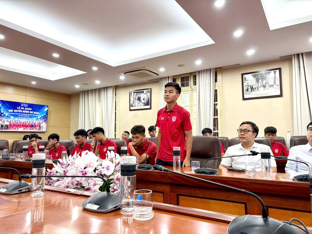 Lễ xuất quân của đội tuyển bóng đá nam sinh viên Trường Đại học Thủy Lợi 2026 2 đội trưởng đội bóng sinh viên thủy lợi